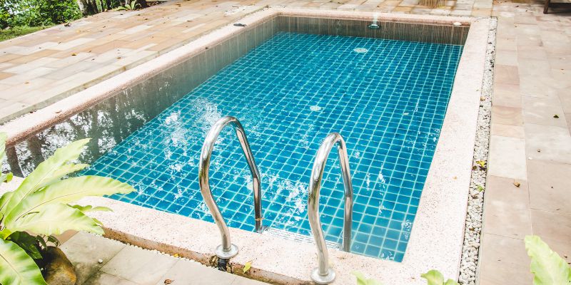 Como consertar vazamento de piscina de azulejo